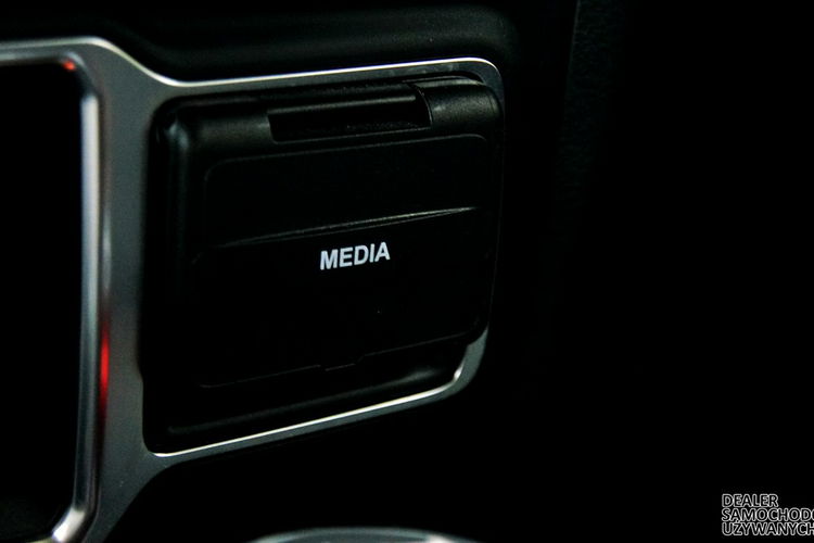 Jeep Wrangler Unlimited Sport 2020 – Siła, Styl i Gotowość na Każdą Przygodę zdjęcie 38