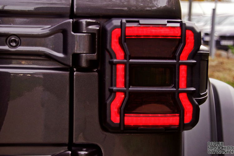 Jeep Wrangler Unlimited Sport 2020 – Siła, Styl i Gotowość na Każdą Przygodę zdjęcie 9