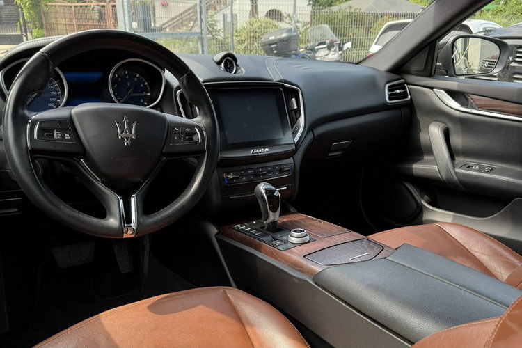 Maserati Ghibli 3.0 410KM SQ4 Kamera Cofania Bi ksenon+led Skóry Szyberdach zdjęcie 11