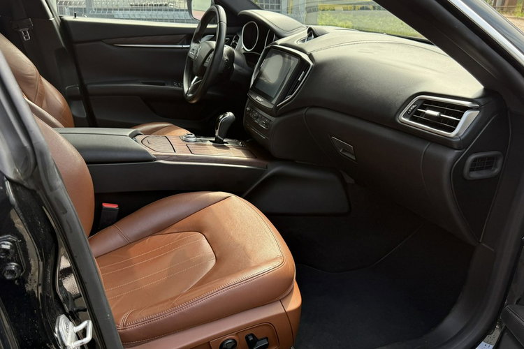 Maserati Ghibli 3.0 410KM SQ4 Kamera Cofania Bi ksenon+led Skóry Szyberdach zdjęcie 9