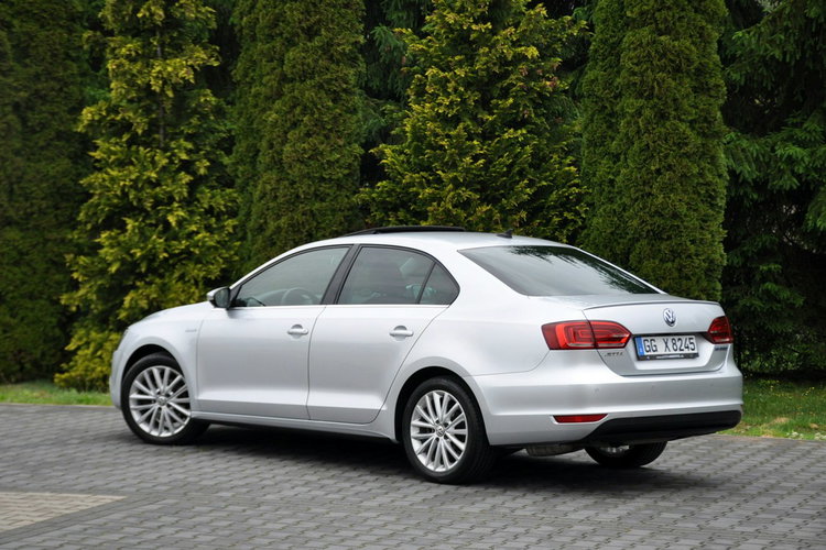 Volkswagen Jetta 1.4T(150KM) Hybrid Led Bi-Xenon Navi Kamera Skóry El.Fotel Alu17"Full zdjęcie 13