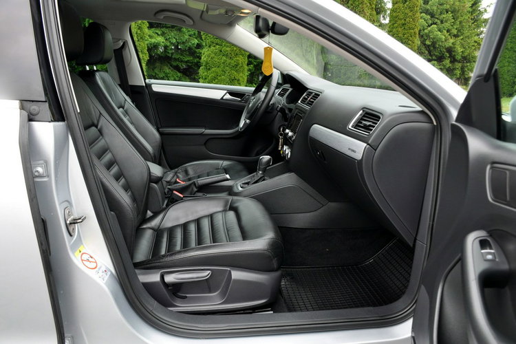 Volkswagen Jetta 1.4T(150KM) Hybrid Led Bi-Xenon Navi Kamera Skóry El.Fotel Alu17"Full zdjęcie 17