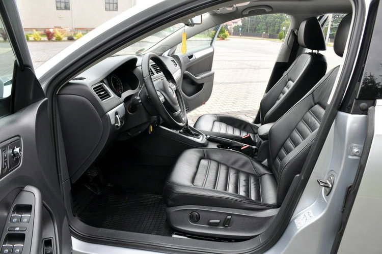 Volkswagen Jetta 1.4T(150KM) Hybrid Led Bi-Xenon Navi Kamera Skóry El.Fotel Alu17"Full zdjęcie 21