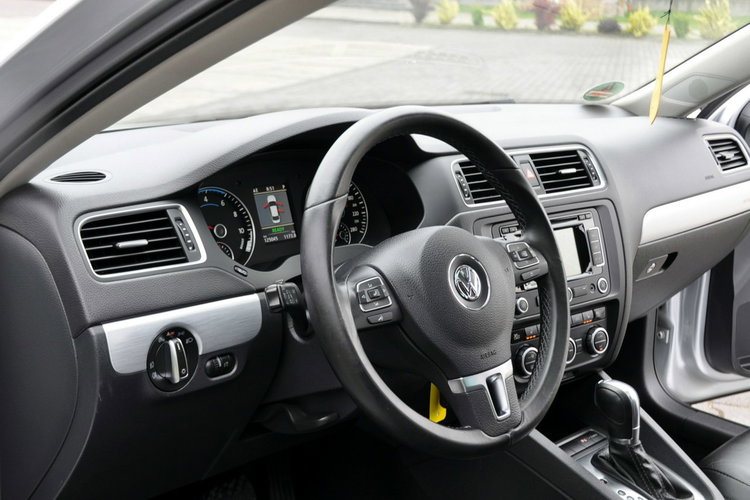 Volkswagen Jetta 1.4T(150KM) Hybrid Led Bi-Xenon Navi Kamera Skóry El.Fotel Alu17"Full zdjęcie 22