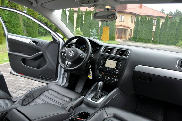 Volkswagen Jetta 1.4T(150KM) Hybrid Led Bi-Xenon Navi Kamera Skóry El.Fotel Alu17"Full zdjęcie 25