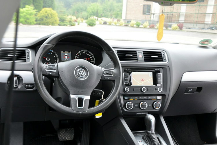 Volkswagen Jetta 1.4T(150KM) Hybrid Led Bi-Xenon Navi Kamera Skóry El.Fotel Alu17"Full zdjęcie 30