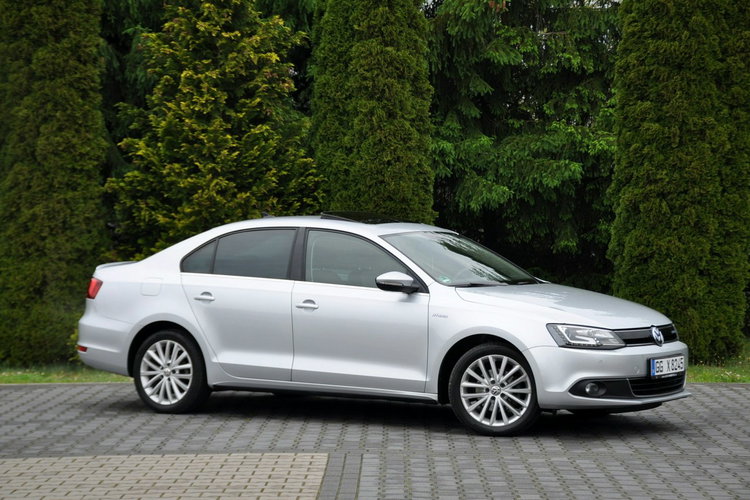 Volkswagen Jetta 1.4T(150KM) Hybrid Led Bi-Xenon Navi Kamera Skóry El.Fotel Alu17"Full zdjęcie 4