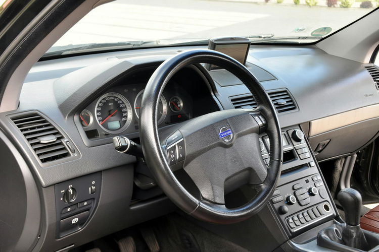 Volvo XC 90 2.4D(185KM) Xenon Navi El.Fotele Skóry 7-Foteli 2xParktr Alu17"FUL ASO zdjęcie 23