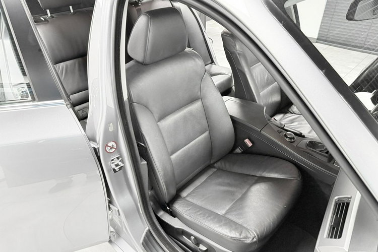 BMW 525 2.5i 192KM Dach panoramiczny Bi-Xenon Automat Pneumatyka zdjęcie 18