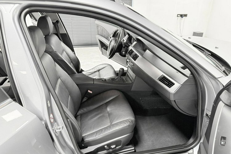 BMW 525 2.5i 192KM Dach panoramiczny Bi-Xenon Automat Pneumatyka zdjęcie 19
