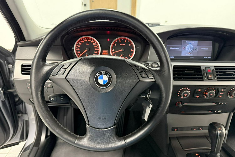 BMW 525 2.5i 192KM Dach panoramiczny Bi-Xenon Automat Pneumatyka zdjęcie 26