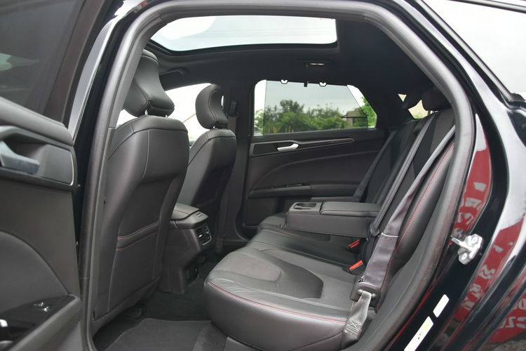 Ford Mondeo ST Line 2.0 EcoBoost 240KM Automat 2018r. SALON LED Panorama Kamera zdjęcie 15