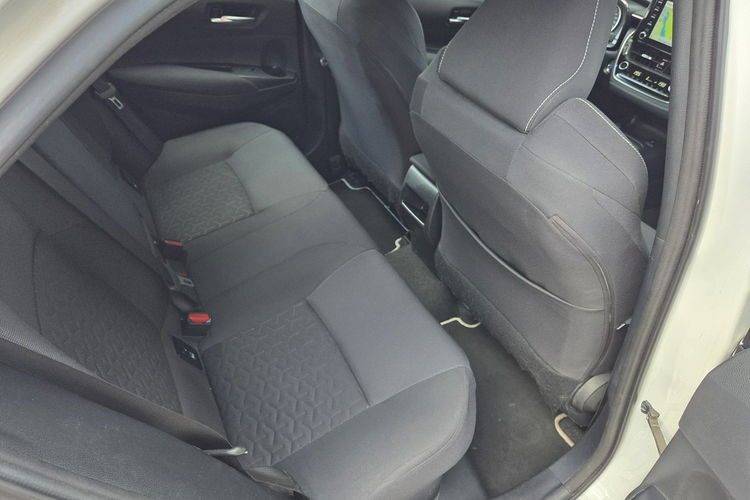 Toyota Corolla 1.8 HSD Ast. Pasa Distronic kamera Navi Grzane fotele Serwis zdjęcie 12