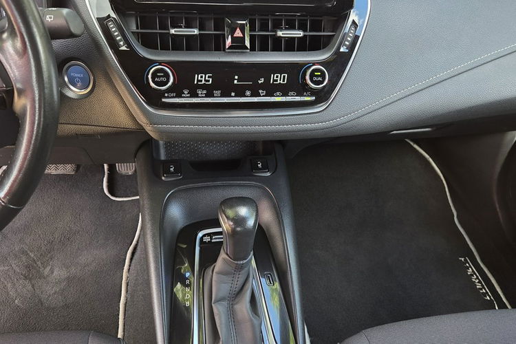 Toyota Corolla 1.8 HSD Ast. Pasa Distronic kamera Navi Grzane fotele Serwis zdjęcie 15