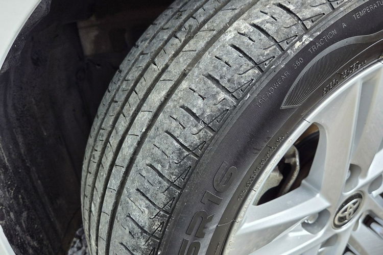 Toyota Corolla 1.8 HSD Ast. Pasa Distronic kamera Navi Grzane fotele Serwis zdjęcie 17