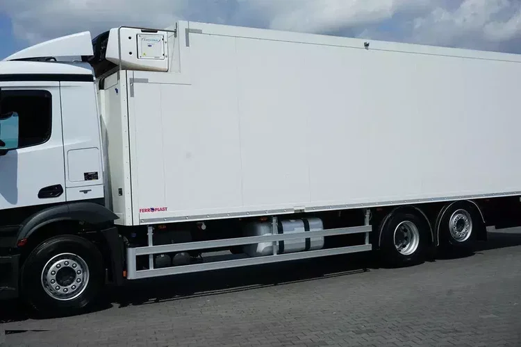 Mercedes / ANTOS / 2545 / EURO 6 / CHŁODNIA + WINDA / 23 PALETY / OŚ SKRĘTNA zdjęcie 15