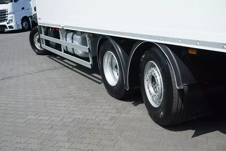 Mercedes / ANTOS / 2545 / EURO 6 / CHŁODNIA + WINDA / 23 PALETY / OŚ SKRĘTNA zdjęcie 19