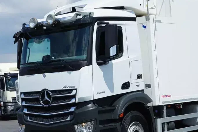 Mercedes / ANTOS / 2545 / EURO 6 / CHŁODNIA + WINDA / 23 PALETY / OŚ SKRĘTNA zdjęcie 21