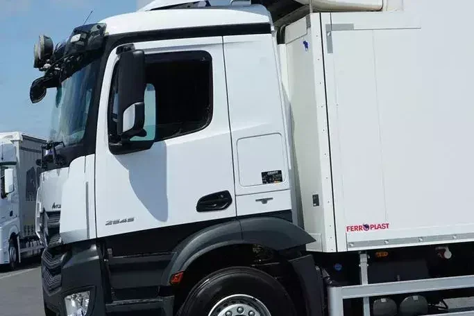 Mercedes / ANTOS / 2545 / EURO 6 / CHŁODNIA + WINDA / 23 PALETY / OŚ SKRĘTNA zdjęcie 23
