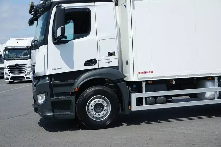 Mercedes / ANTOS / 2545 / EURO 6 / CHŁODNIA + WINDA / 23 PALETY / OŚ SKRĘTNA zdjęcie 24