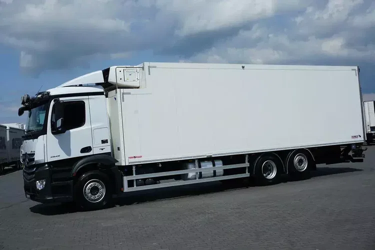 Mercedes / ANTOS / 2545 / EURO 6 / CHŁODNIA + WINDA / 23 PALETY / OŚ SKRĘTNA zdjęcie 3