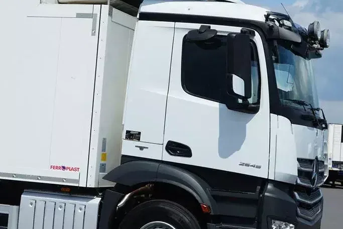 Mercedes / ANTOS / 2545 / EURO 6 / CHŁODNIA + WINDA / 23 PALETY / OŚ SKRĘTNA zdjęcie 30