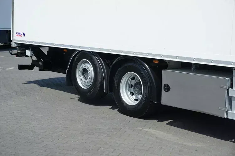 Mercedes / ANTOS / 2545 / EURO 6 / CHŁODNIA + WINDA / 23 PALETY / OŚ SKRĘTNA zdjęcie 31