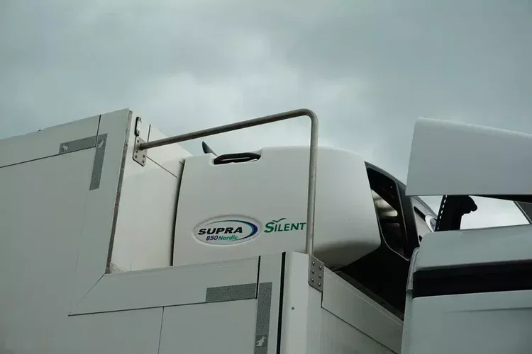 Mercedes / ANTOS / 2545 / EURO 6 / CHŁODNIA + WINDA / 23 PALETY / OŚ SKRĘTNA zdjęcie 39