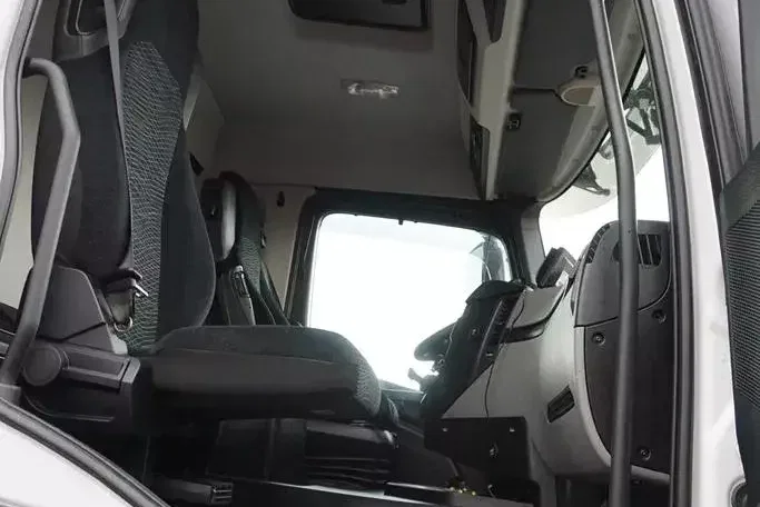 Mercedes / ANTOS / 2545 / EURO 6 / CHŁODNIA + WINDA / 23 PALETY / OŚ SKRĘTNA zdjęcie 8