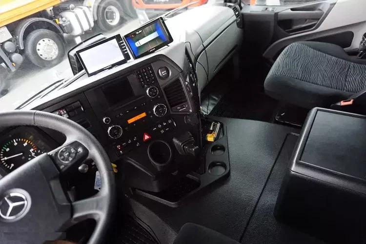 Mercedes / ANTOS / 2545 / EURO 6 / CHŁODNIA + WINDA / 23 PALETY / OŚ SKRĘTNA zdjęcie 9