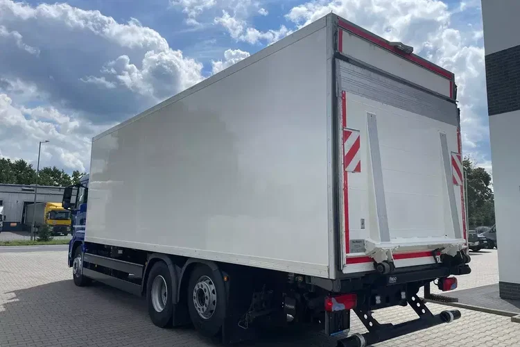 MAN TGS 26.360 CHŁODNIA 8.10m ( 20 europalet ) zdjęcie 8