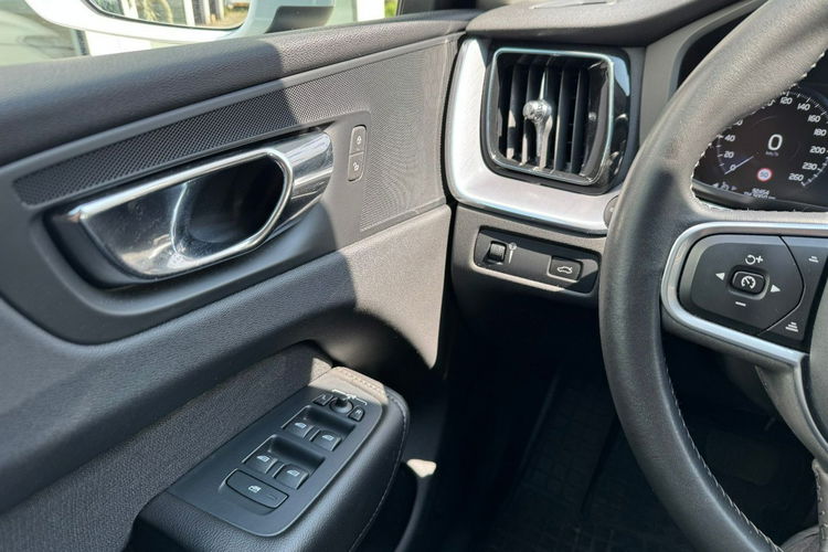 Volvo XC 60 Momentum LED Virtual Cockpit Skóra / Alkantara zdjęcie 9