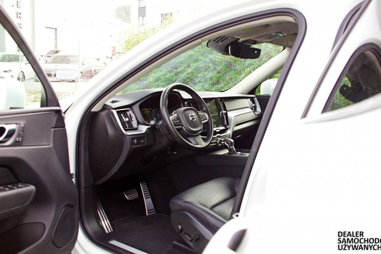 Volvo XC 60 T6 AWD 2020 Momentum Panorama FulLed Kamera Cof Podgrzewane fotele zdjęcie 13