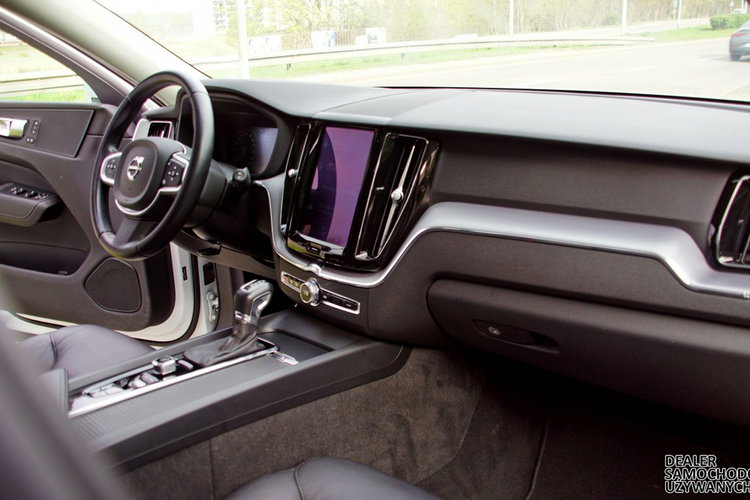 Volvo XC 60 T6 AWD 2020 Momentum Panorama FulLed Kamera Cof Podgrzewane fotele zdjęcie 14