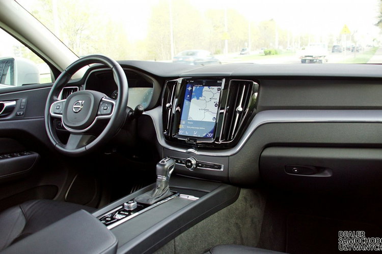 Volvo XC 60 T6 AWD 2020 Momentum Panorama FulLed Kamera Cof Podgrzewane fotele zdjęcie 21