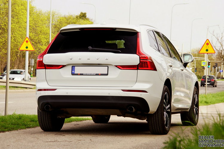 Volvo XC 60 T6 AWD 2020 Momentum Panorama FulLed Kamera Cof Podgrzewane fotele zdjęcie 4