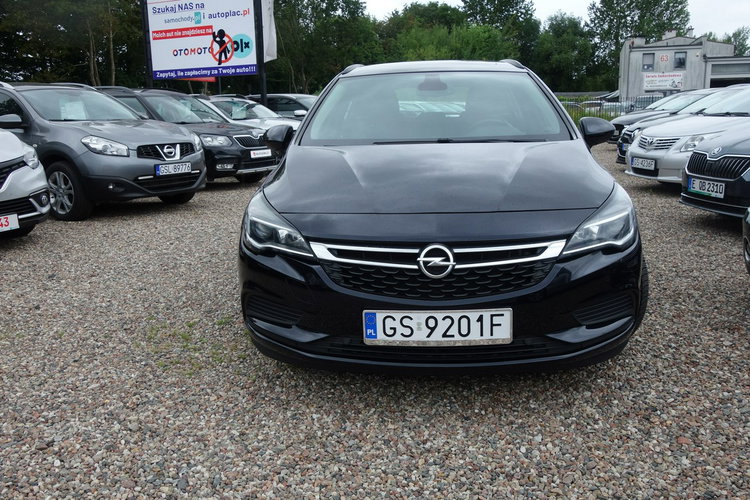 Astra Opel Astra Sports Tourer z 2017 roku z silnikiem 1.6 (1598 cm³) zdjęcie 2