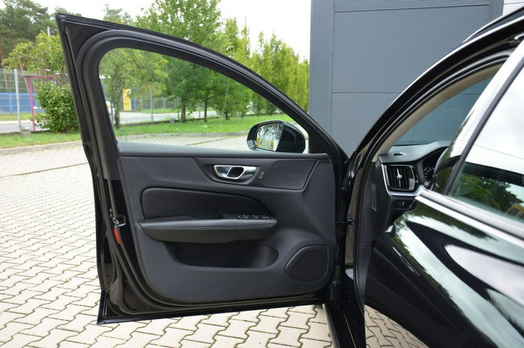 Volvo V60 Czarne Zarejestrowane 2.0B3 Mild Hybrid Serwis As.pasa Czytanie znaków zdjęcie 20