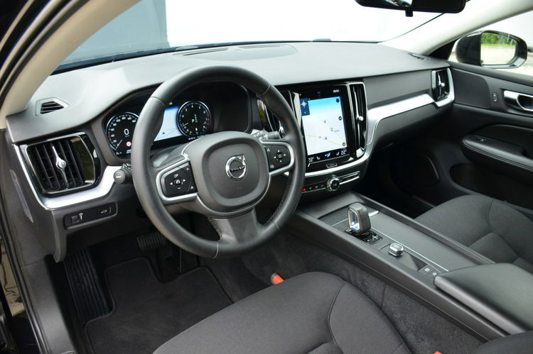 Volvo V60 Czarne Zarejestrowane 2.0B3 Mild Hybrid Serwis As.pasa Czytanie znaków zdjęcie 23