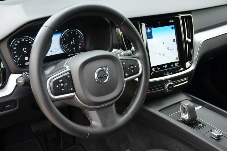 Volvo V60 Czarne Zarejestrowane 2.0B3 Mild Hybrid Serwis As.pasa Czytanie znaków zdjęcie 24