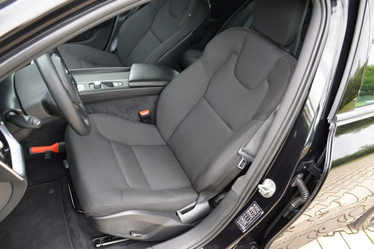 Volvo V60 Czarne Zarejestrowane 2.0B3 Mild Hybrid Serwis As.pasa Czytanie znaków zdjęcie 25