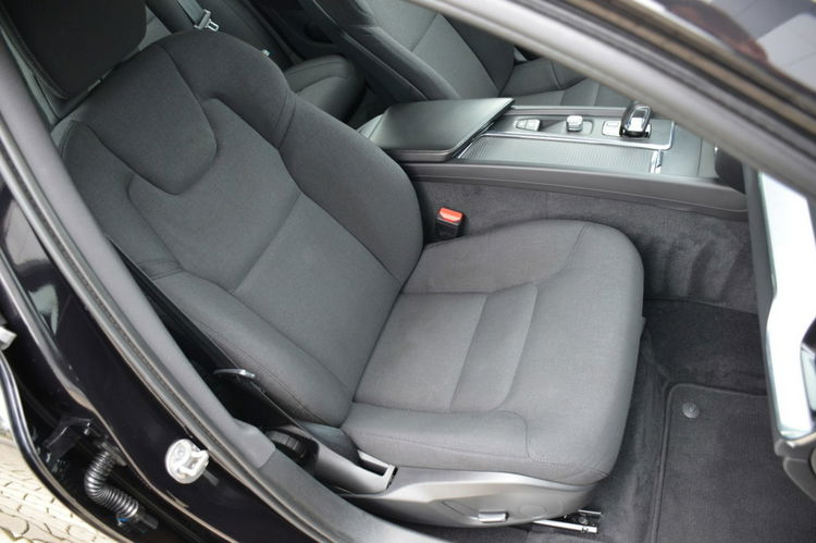 Volvo V60 Czarne Zarejestrowane 2.0B3 Mild Hybrid Serwis As.pasa Czytanie znaków zdjęcie 27