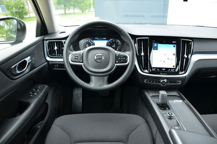 Volvo V60 Czarne Zarejestrowane 2.0B3 Mild Hybrid Serwis As.pasa Czytanie znaków zdjęcie 28