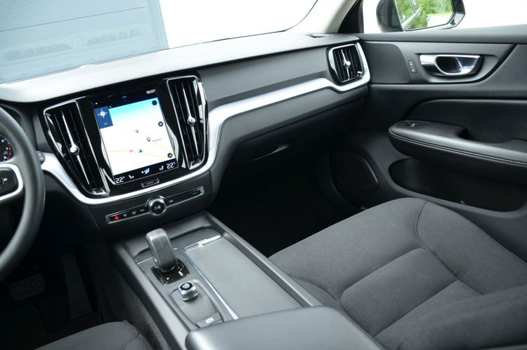 Volvo V60 Czarne Zarejestrowane 2.0B3 Mild Hybrid Serwis As.pasa Czytanie znaków zdjęcie 29