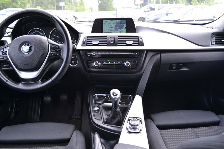 BMW 318 Klimatyzacja Nawigacja Zadbany El. Klapa KeyLessGo zdjęcie 10