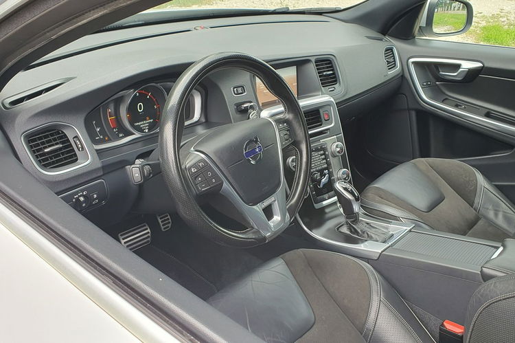 Volvo V60 2.0 D4 190KM # rDesign # Automat # NAVI # BiXenon # Skóra # Alkantara zdjęcie 10