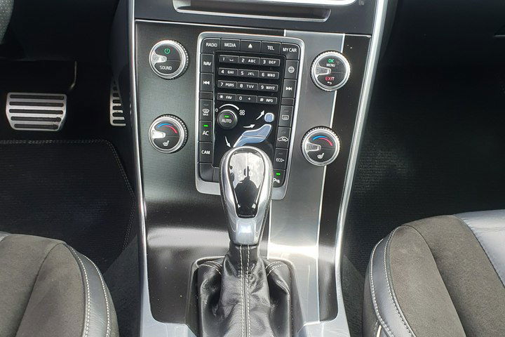 Volvo V60 2.0 D4 190KM # rDesign # Automat # NAVI # BiXenon # Skóra # Alkantara zdjęcie 19