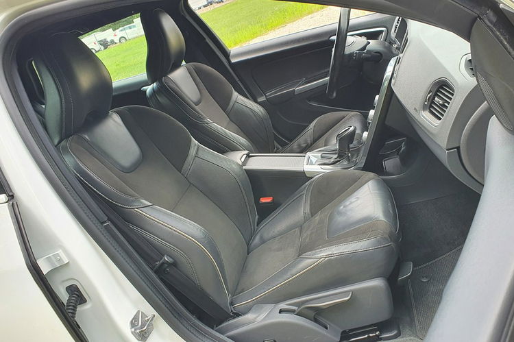 Volvo V60 2.0 D4 190KM # rDesign # Automat # NAVI # BiXenon # Skóra # Alkantara zdjęcie 7