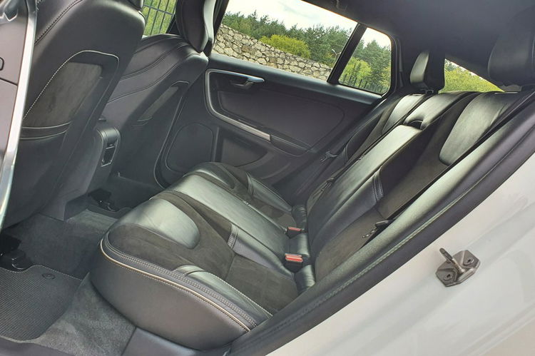 Volvo V60 2.0 D4 190KM # rDesign # Automat # NAVI # BiXenon # Skóra # Alkantara zdjęcie 8