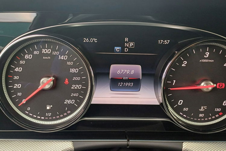 Mercedes E 220 AMG Line 195 KM zdjęcie 16